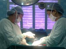 Two surgeons perform a hysterectomy (Wikimedia)